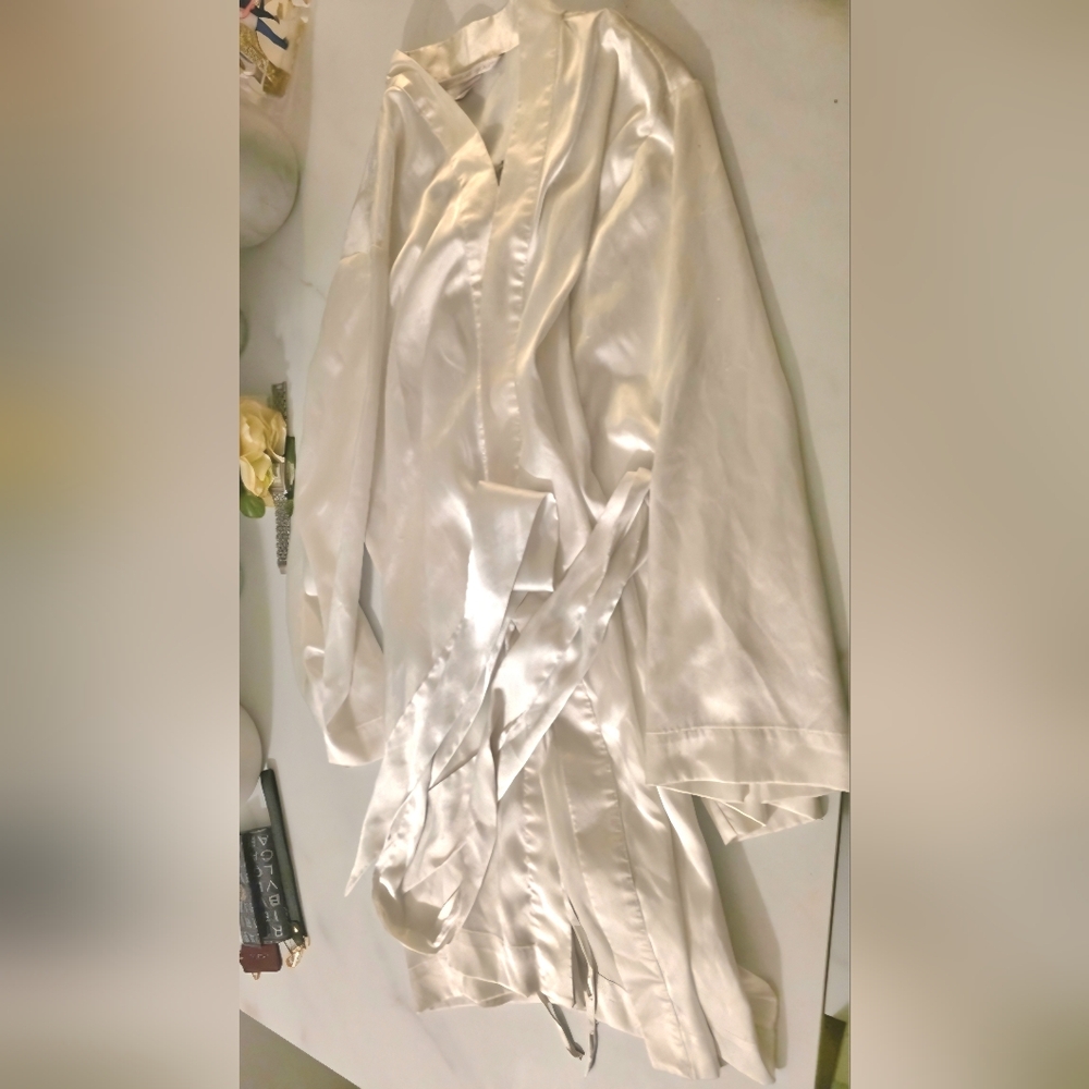Victoria's Secret White Satin Robe - Picture 3 of 11